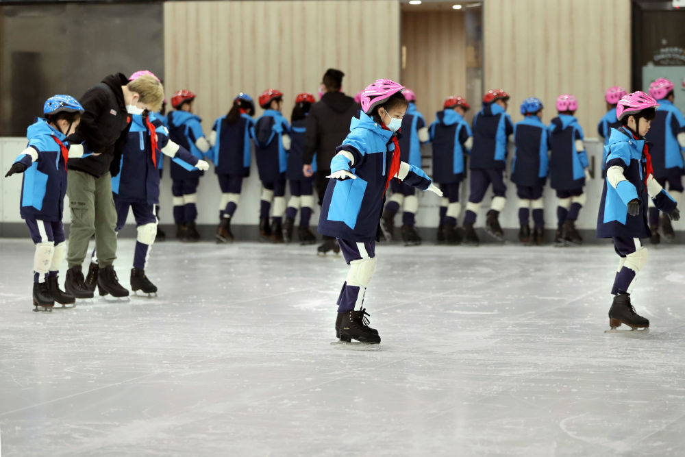 上海黄浦区卢湾一中心小学的学生在课堂上学习滑冰（2021年12月22日摄）。新华社记者刘颖摄